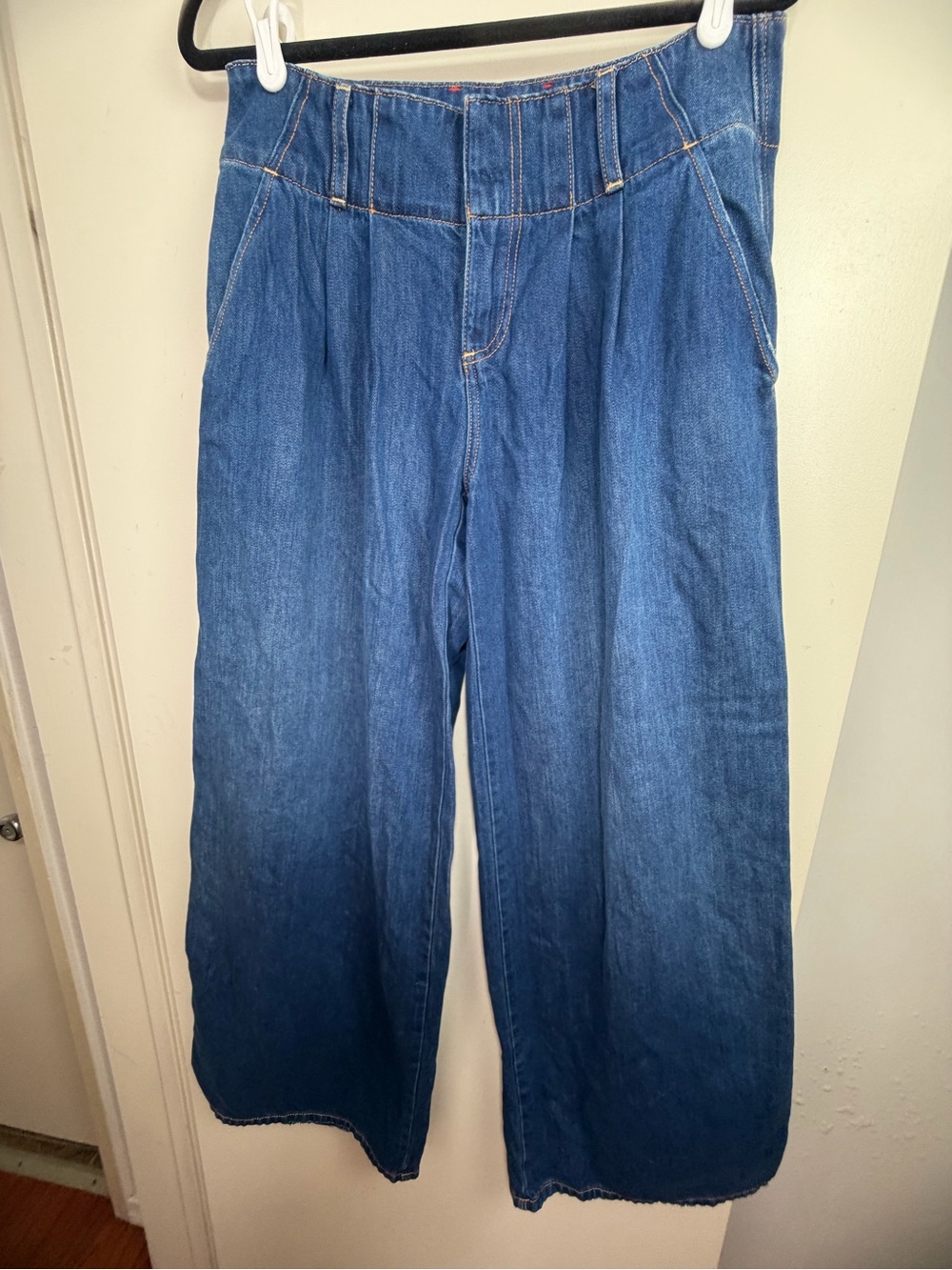 Alice + Olivia Anders Low Rise Pleated Wide Leg Jeans In The Color Love Train 29